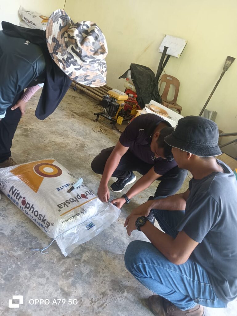 Daddy Farm team inspecting fertilizer delivery for Lembaga Getah, Agricultural Service Provider Perak.